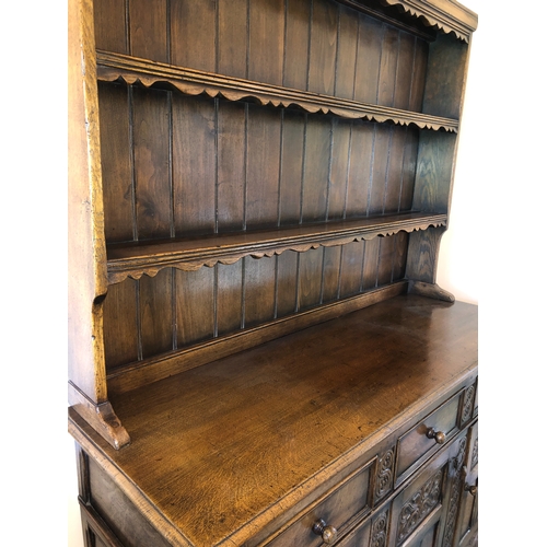 9011 - A good quality oak dresser with 2 display shelves, 3 drawers and 3 carved doors enclosing 1 shelf, 1... 