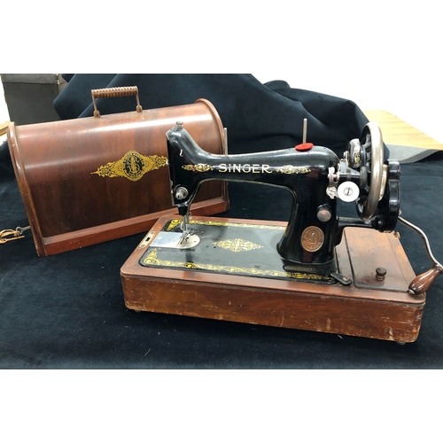 9024 - A vintage Singer sewing machine with original wood carrying case, model number F7666313, with lock a... 