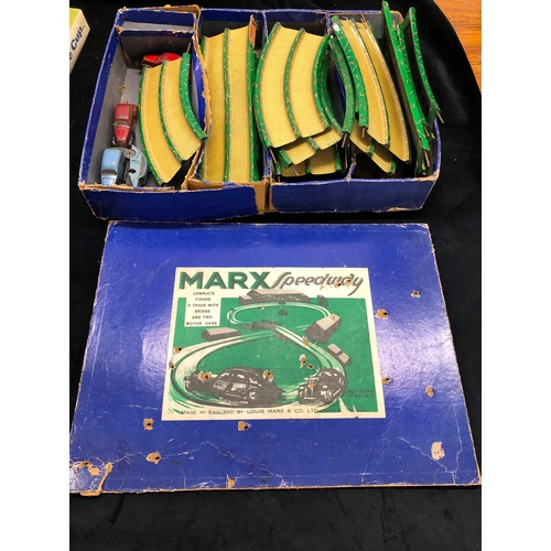 9033 - A Marx Speedway with 4 cars and 16 track pieces. (Box damaged)