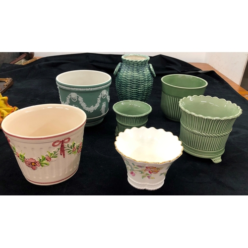 9042 - A green Wedgwood plant pot, 16cm high, 18cm diameter, and 5 other planters and a vase. (6)