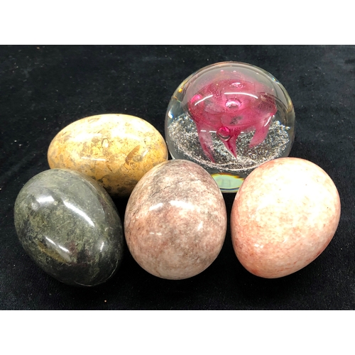 9043 - A Scottish paperweight and 4 onyx eggs.