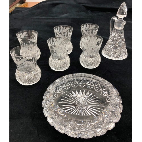 9056 - A set of 6 cut crystal and etched glasses, a cut crystal jug with stopper (chipped to tip), 20cm hig... 