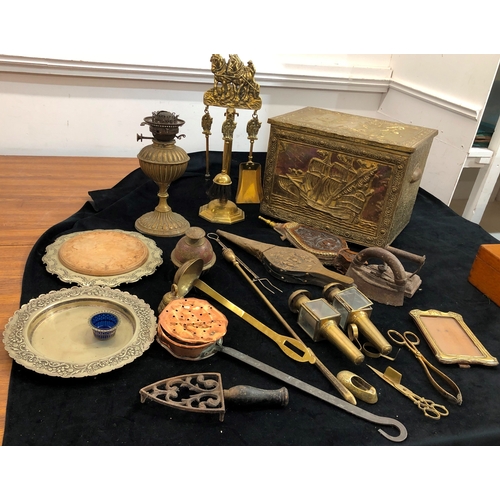 9068 - A quantity of various brass items etc.