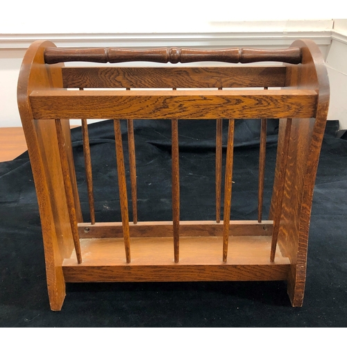 9075 - An oak magazine rack, 48 cm wide, 24cm deep, 46cm high.