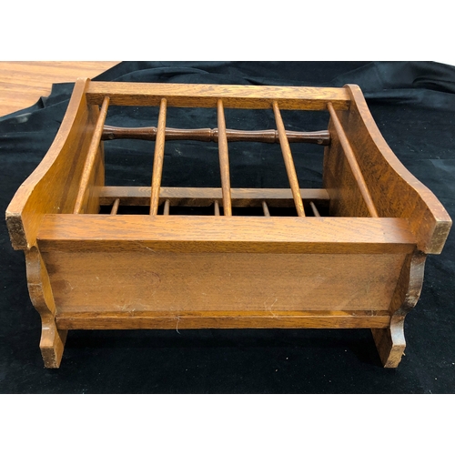 9075 - An oak magazine rack, 48 cm wide, 24cm deep, 46cm high.