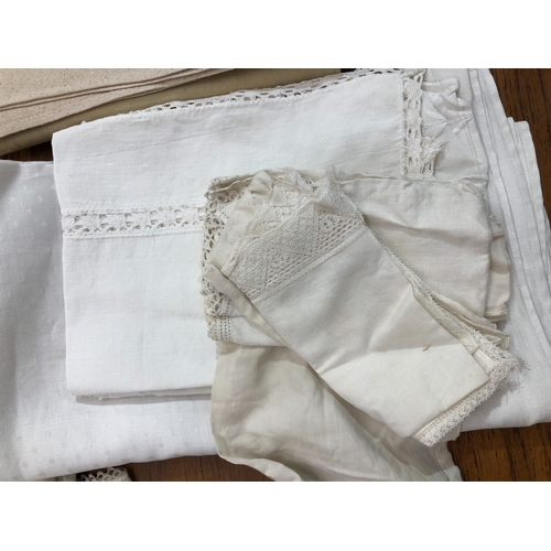 9089 - A quantity of linen and cotton tablecloths, napkins etc.