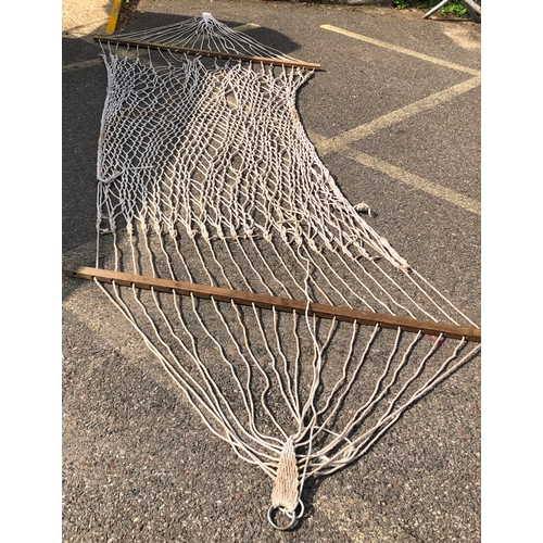 9095 - A wooden and rope hammock, approx. 400cm long.