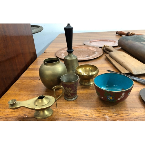 9098 - A quantity of various copper, brass and wood items.