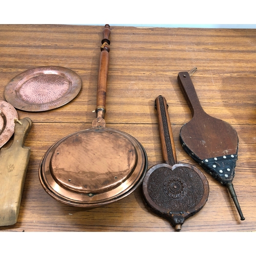 9098 - A quantity of various copper, brass and wood items.