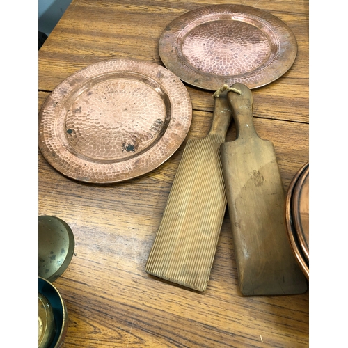 9098 - A quantity of various copper, brass and wood items.