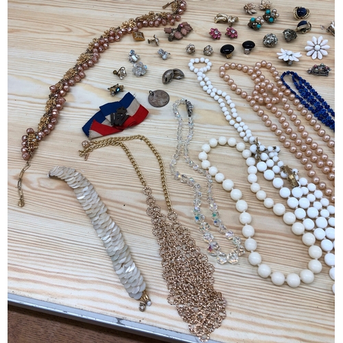 9112 - A quantity of various costume and other jewellery