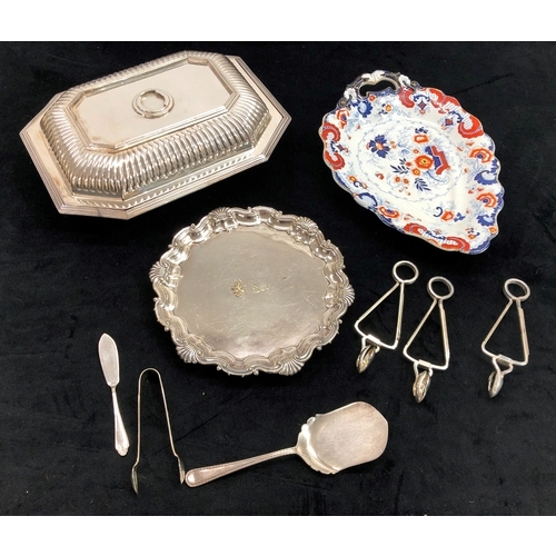 9058 - Various silver plated items including an entrée dish (missing handle) and a multi-coloured dish.