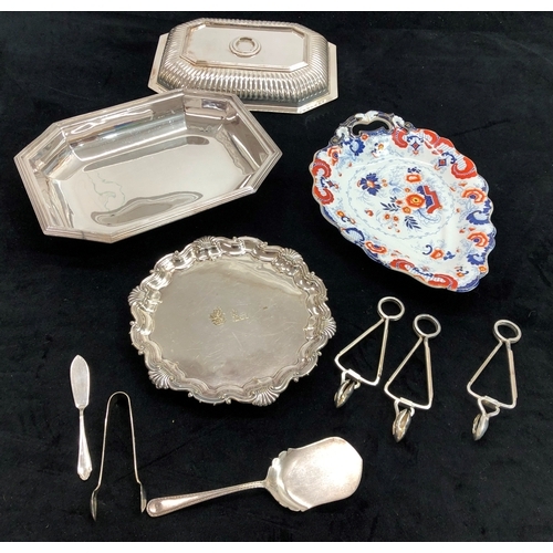 9058 - Various silver plated items including an entrée dish (missing handle) and a multi-coloured dish.