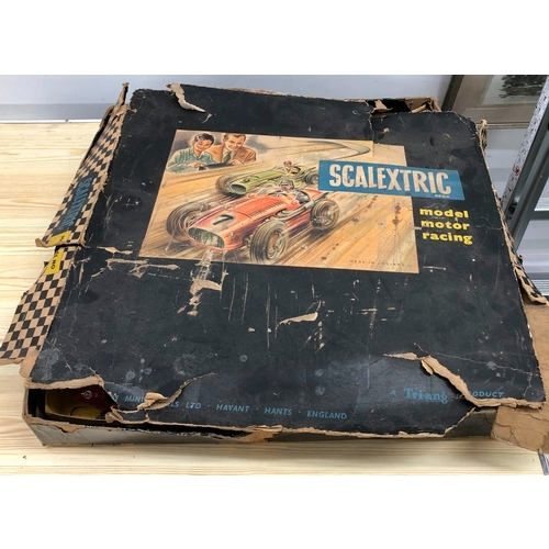 9122 - An early Scalextric modern motor racing kit (only 1 car and generally poor condition)