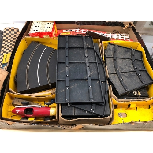 9122 - An early Scalextric modern motor racing kit (only 1 car and generally poor condition)