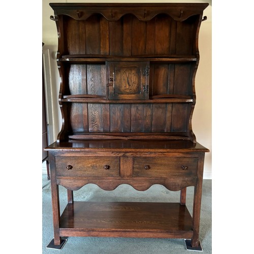 9223 - An oak dresser (in 2 pieces), 2 shelves above the main dresser with 4 peg hooks to sides, plate hold... 