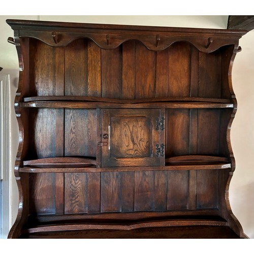 9223 - An oak dresser (in 2 pieces), 2 shelves above the main dresser with 4 peg hooks to sides, plate hold... 