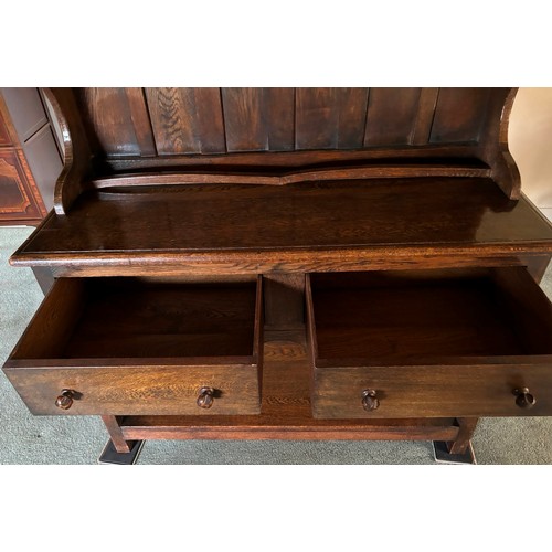 9223 - An oak dresser (in 2 pieces), 2 shelves above the main dresser with 4 peg hooks to sides, plate hold... 