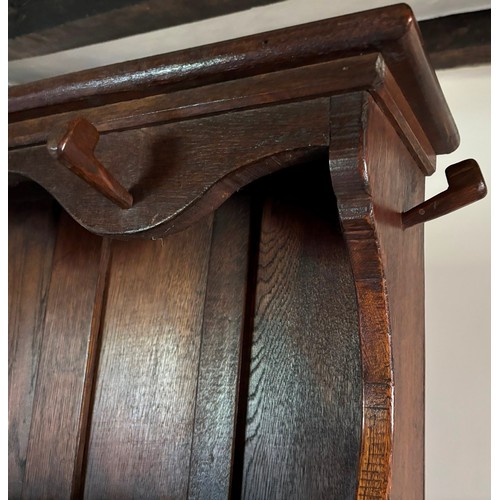 9223 - An oak dresser (in 2 pieces), 2 shelves above the main dresser with 4 peg hooks to sides, plate hold... 