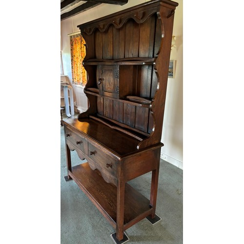 9223 - An oak dresser (in 2 pieces), 2 shelves above the main dresser with 4 peg hooks to sides, plate hold... 