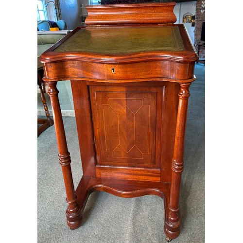 9224 - A reproduction mahogany Davenport with 4 functional drawers on right side with 2 handles and 4 false... 