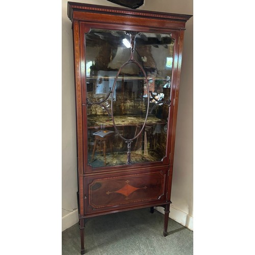 9225 - An Edwardian mahogany display cabinet on 4 square tapering legs with 1 large glass and wood design h... 