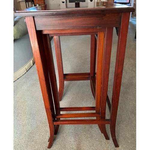 9226 - A nest of 3 mahogany Edwardian rectangular coffee tables on slim square tapering legs, each table ha... 