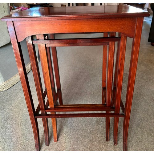 9226 - A nest of 3 mahogany Edwardian rectangular coffee tables on slim square tapering legs, each table ha... 