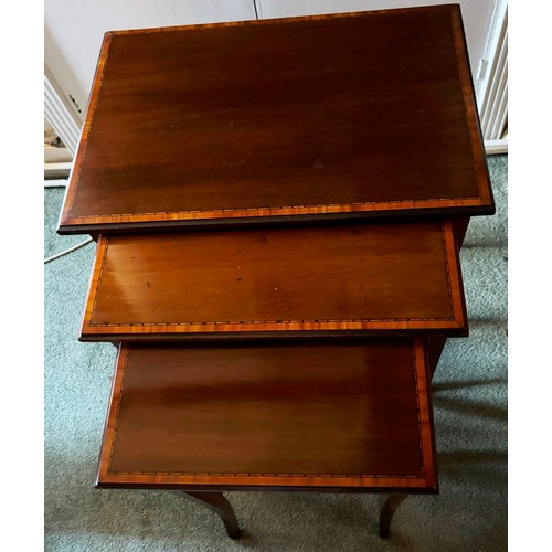 9226 - A nest of 3 mahogany Edwardian rectangular coffee tables on slim square tapering legs, each table ha... 