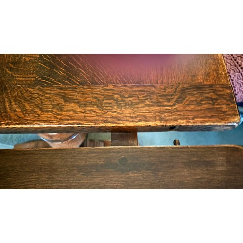 9228 - An oak draw leaf dining table with 2 extension leaves stored at each end, stretcher between two upri... 