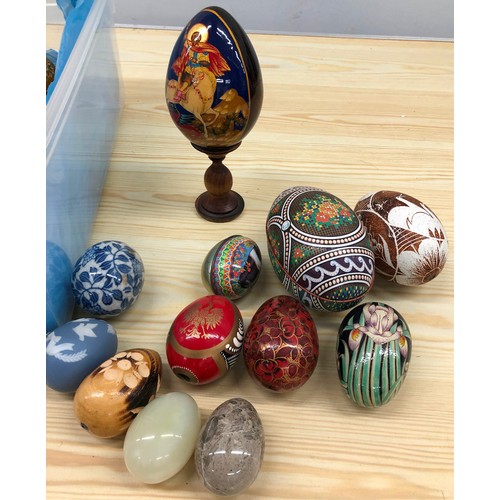 9134 - A quantity of various alabaster china lacquered and other eggs