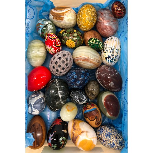 9134 - A quantity of various alabaster china lacquered and other eggs