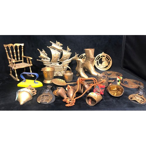 9162 - A quantity of various brass door stops, vases, bells etc.