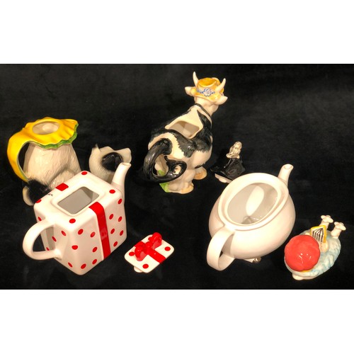 9184 - 2 Price Kensington novelty teapots in the form of a figure in bath and a present, Tony Wood novelty ... 