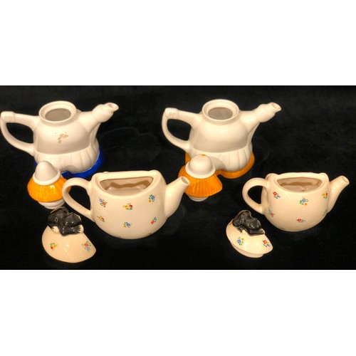 9189 - 4 Wade novelty teapots, Cats sleeping on a chair and 2 clowns, largest 18.5cm high (4)