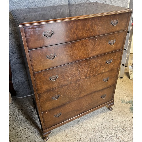 9195 - A 1930's/40's walnut straight front chest of drawers with 5 long graduated drawers and drop brass ha... 