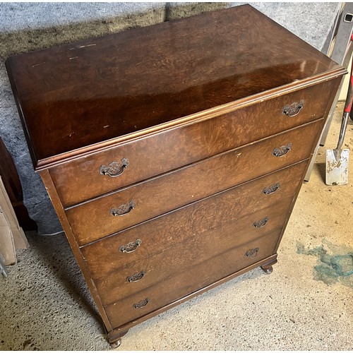 9195 - A 1930's/40's walnut straight front chest of drawers with 5 long graduated drawers and drop brass ha... 