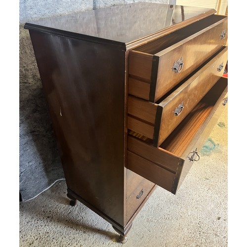 9195 - A 1930's/40's walnut straight front chest of drawers with 5 long graduated drawers and drop brass ha... 