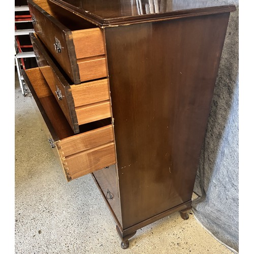 9195 - A 1930's/40's walnut straight front chest of drawers with 5 long graduated drawers and drop brass ha... 