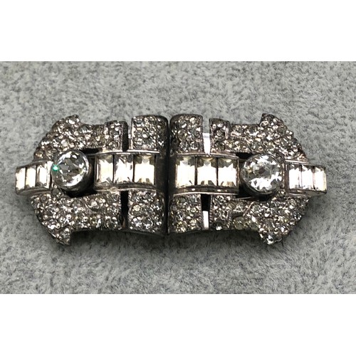 9253 - A paste detachable double clip brooch, 5.2cm long