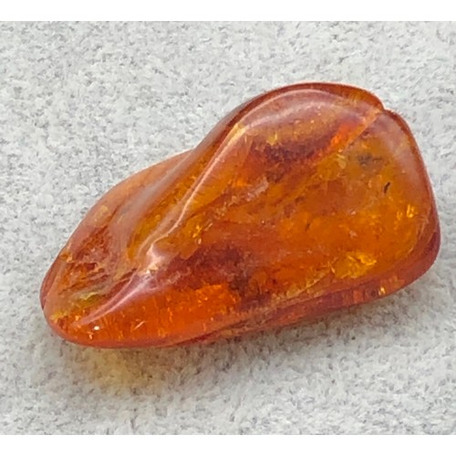 9261 - An amber resin nugget, 3.7cm long