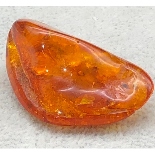 9261 - An amber resin nugget, 3.7cm long