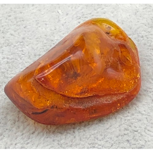 9261 - An amber resin nugget, 3.7cm long