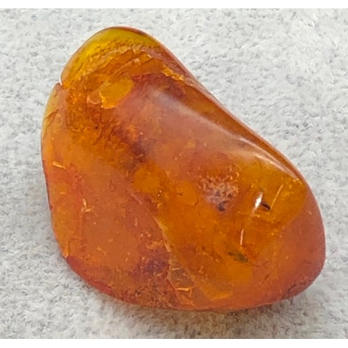 9261 - An amber resin nugget, 3.7cm long