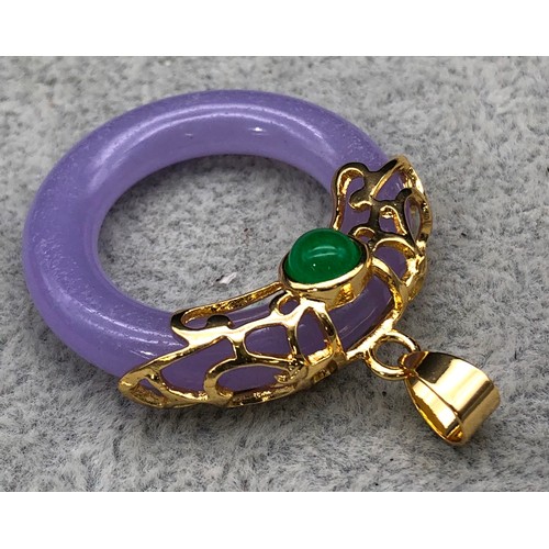 9264 - A lavender and green jade style circular pendant, 4cm high