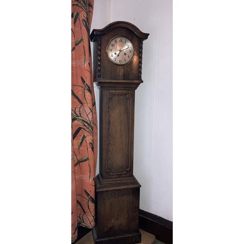 9130 - An oak 1920s Grandmother clock, 137cm high. This item is not held by PF Windibank, collection from D... 