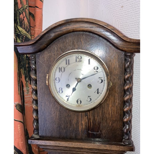 9130 - An oak 1920s Grandmother clock, 137cm high. This item is not held by PF Windibank, collection from D... 