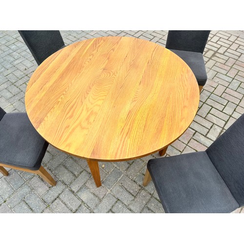 9276 - A modern dining room suite comprising 1 circular dining table, 110.5cm diameter and 4 single chairs.... 