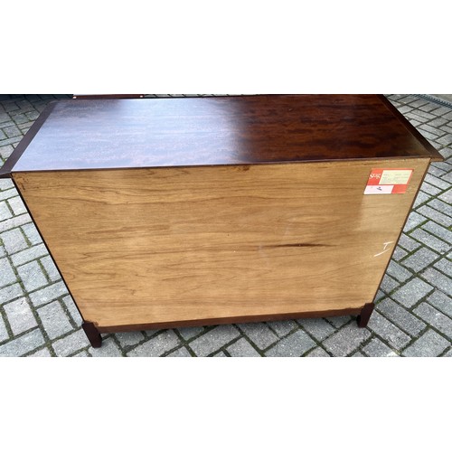 9278 - A Stag Minstrel chest of drawers on bracket feet, 4 short drawers and 2 long drawers, 72cm high, 47c... 