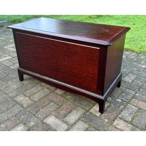 9282 - A Stag Minstrel blanket box on bracket feet, with hinged top, 58cm high. 97cm wide, 49cm deep. This ... 